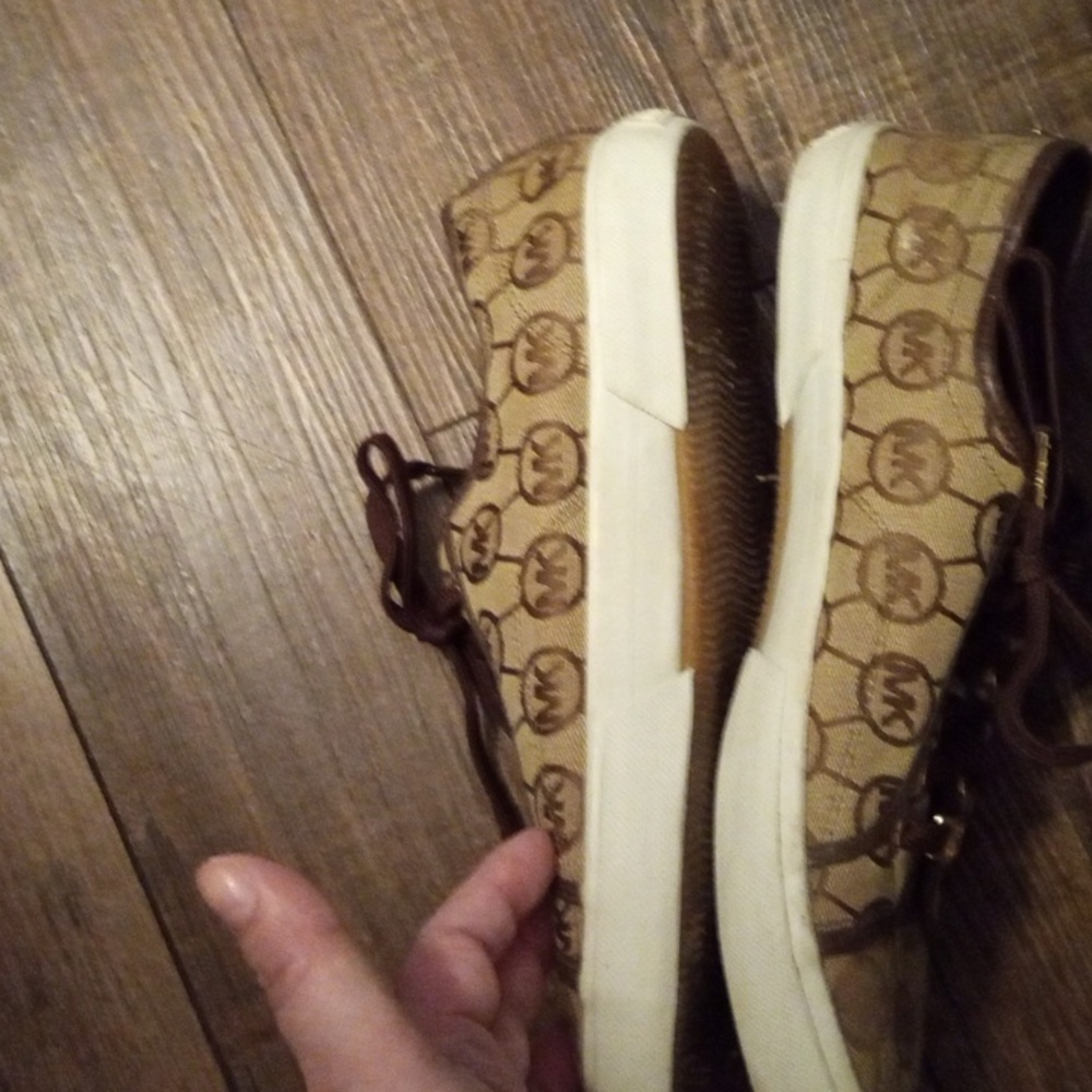 Michael Kors Tan/Brown Canvas Shoes . - Picture 5 of 7